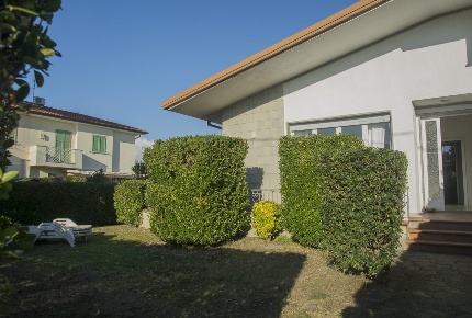 Foto Villa unifamiliare in Via Adua 12, Pietrasanta di 160 m² con 8 locali