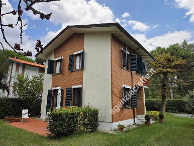 Foto Villa unifamiliare a Massa Ronchi - Poveromo di 180 m² con 8 locali