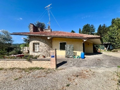 Foto Villa unifamiliare a Casciana Terme Lari Lari di 180 m² con 8 locali