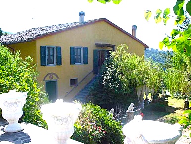 Foto Villa unifamiliare a Vaglia Centro di 400 m² con 10 locali in vendita