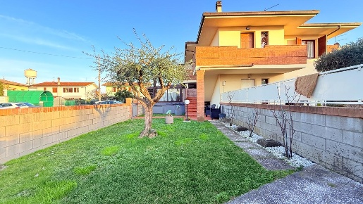 Foto Appartamento a Ponte Buggianese Centro di 73 m² con 4 locali