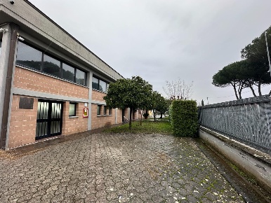 Foto Capannone industriale a Altopascio di 630 m² con 8 locali in vendita