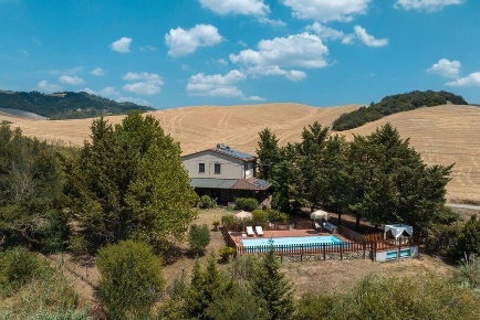 Foto Casale a Volterra Centro di 231 m² con 6 locali in vendita