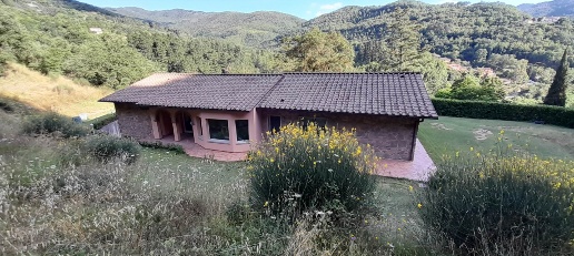 Foto Villa unifamiliare a Londa Centro di 214 m² con 8 locali in vendita