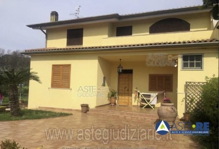 Foto Appartamento in Via dei Colli II Tratto, Sezze Centro di 313 m²