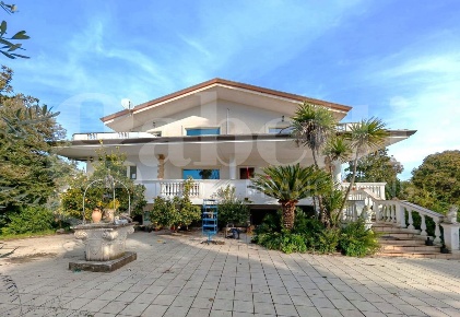 Foto Villa unifamiliare in Via Integlia snc, Venafro di 591 m² con 9 locali