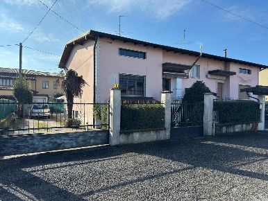 Foto Villa bifamiliare in Via Tito Speri II traversa 1/D, Chiari Centro