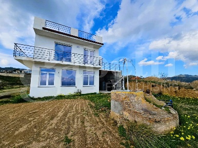 Foto Villa unifamiliare in Strada Provinciale 42 440, Messina di 450 m²