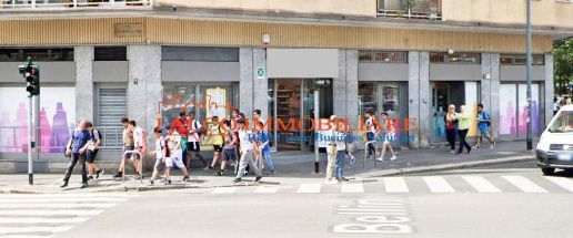 Foto Negozio in VIA GIAMBELLINO, Milano Giambellino di 450 m² in vendita