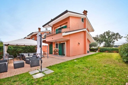 Foto Villa bifamiliare in Via 24 Maggio 128, Grottaferrata Centro di 150 m²