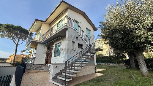 Foto Villa bifamiliare in Via Lungomonte, Rosignano Marittimo di 100 m²