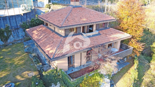Foto Villa unifamiliare in VIA BREVISSIMA  2, Duno di 270 m² con 13 locali
