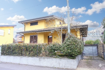 Foto Villa unifamiliare in Via Luigi Pirandello, Nerviano Centro di 240 m²