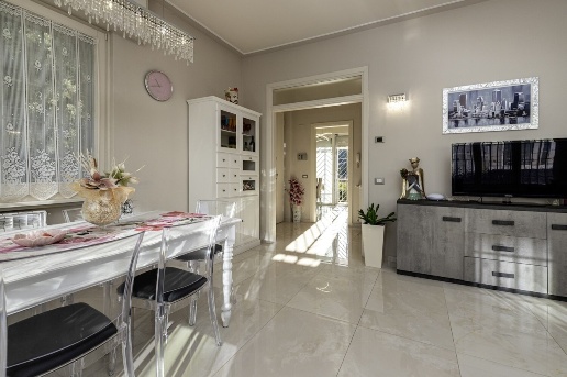 casa indipendente in vendita a Viareggio