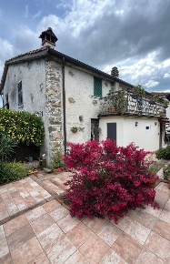 Foto Casa indipendente a Castelnuovo Magra di 220 m² con 8 locali