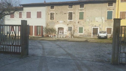 Foto Casale a Castelnuovo del Garda di 420 m² con 10 locali in vendita