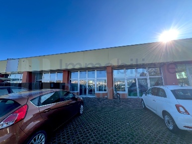 Foto Locale commerciale a Sant'Agata Bolognese di 600 m² con 6 locali