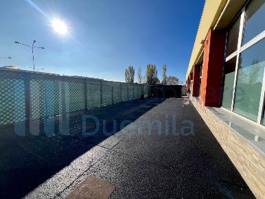 Foto Locale commerciale a Sant'Agata Bolognese di 600 m² con 6 locali