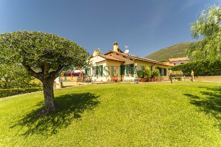 Foto Villa singola a Cisano sul Neva Piamboschi di 367 m² con 10 locali