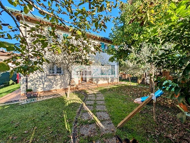 Foto Villa unifamiliare a Montignoso di 150 m² con 6 locali in vendita