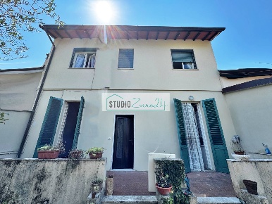 Foto Villa a schiera in via Cortona, Pietrasanta di 150 m² con 9 locali