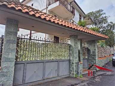 Foto Appartamento in via A. La Marmora, Mascalucia Centro di 150 m²