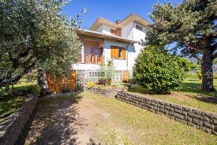 Foto Villa unifamiliare a Pietrasanta di 230 m² con 10 locali in vendita