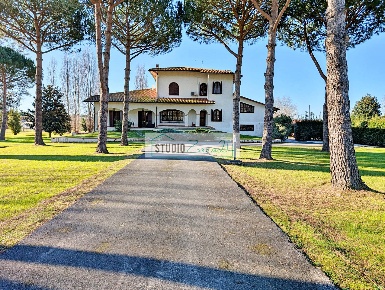 Foto Villa unifamiliare in Via Traversagna 16, Pietrasanta di 480 m²