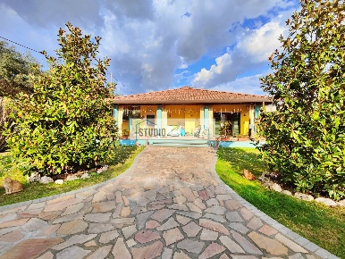 Foto Villa unifamiliare a Seravezza di 250 m² con 9 locali in vendita