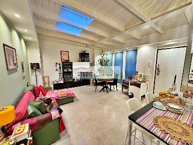 Foto Appartamento in via del teatro, Pietrasanta di 90 m² con 5 locali