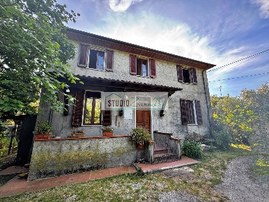 Foto Casa indipendente in Via del Campo, Seravezza di 240 m² con 8 locali