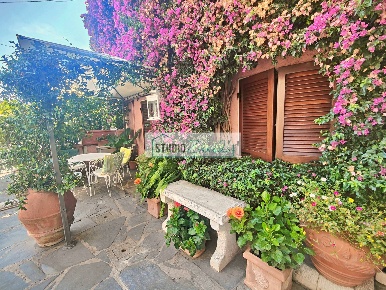 Foto Villa a schiera a Seravezza di 200 m² con 8 locali in vendita