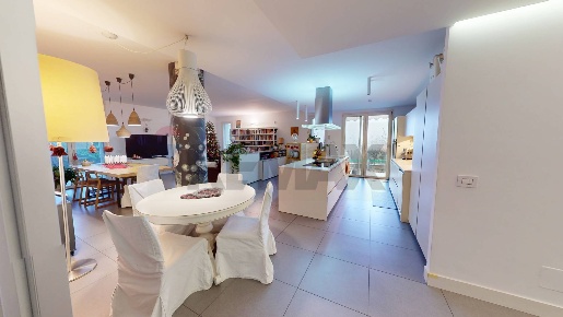 Foto Appartamento in Via Giuseppe Giusti 28, Rodano di 220 m² con 7 locali