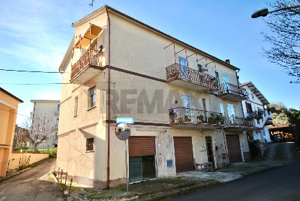 Foto Appartamento a Loreto Aprutino Centro di 109 m² con 7 locali