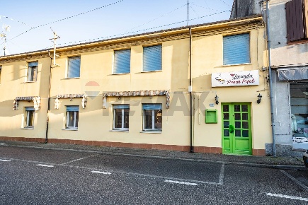 Foto Locale commerciale a Voghiera Centro di 91 m² con 3 locali in vendita