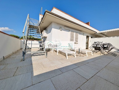 Foto Appartamento in via ugo foscolo, Pietrasanta di 110 m² con 6 locali