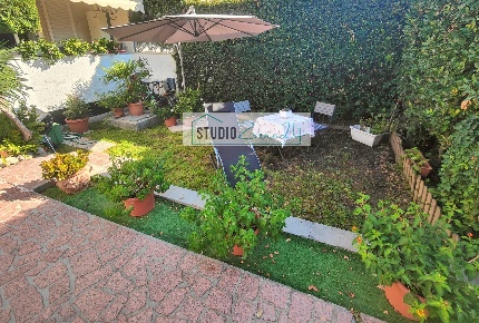 Foto Villa a schiera a Seravezza di 220 m² con 7 locali in vendita