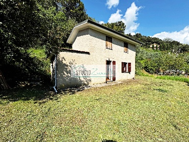 Foto Rustico in via case di gallè, Pietrasanta di 50 m² con 3 locali