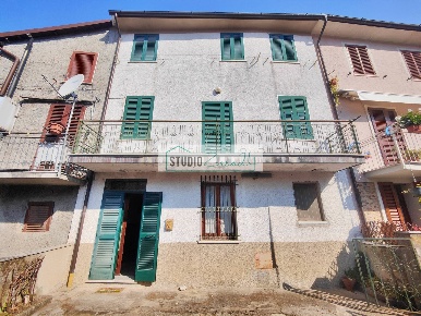 Foto Case semi ndipendenti a Stazzema di 190 m² con 8 locali in vendita