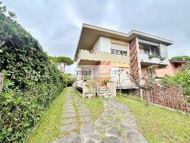 Foto Case semi ndipendenti a Pietrasanta di 150 m² con 6 locali in vendita