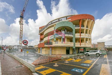 Foto Locale commerciale in Via Tiberio, Aprilia Centro di 250 m² in vendita