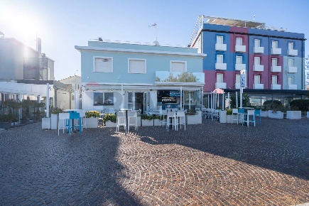 Foto Locale commerciale a Fano Lido di 73 m² con 2 locali in vendita