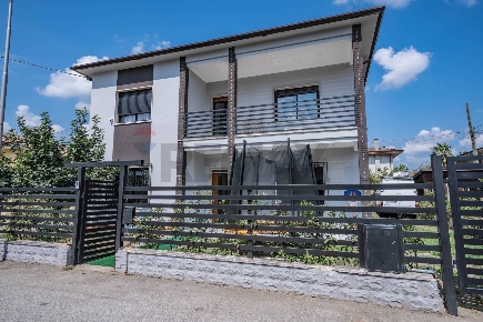 Foto Villa unifamiliare in Via Sabbioni 14, Gaiba Centro di 250 m²