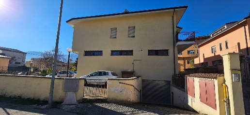 Foto Magazzino in Via Spallacci snc, L'Aquila Pile di 95 m² con 1 locali