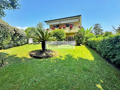Foto Appartamento in Via Firenze, Pietrasanta di 100 m² con 5 locali
