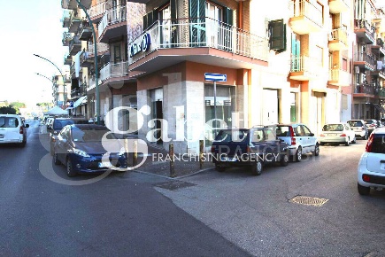 Foto Negozio in Via Napoli 60, Arzano di 300 m² con 3 locali in affitto