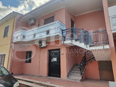 Foto Ufficio a Uta di 120 m² con 5 locali in vendita