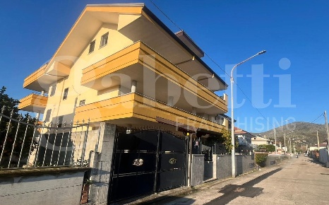 Foto Appartamento in Luigi Salerno, Calvi Risorta di 80 m² con 4 locali
