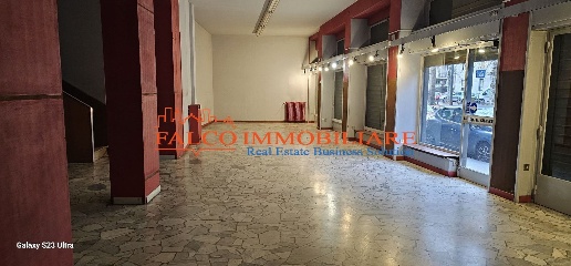 Foto Negozio in Viale Certosa, Milano Certosa di 175 m² con 2 locali