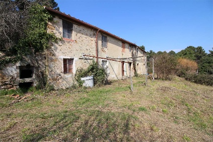 Foto Casale a Buti di 210 m² con 9 locali in vendita